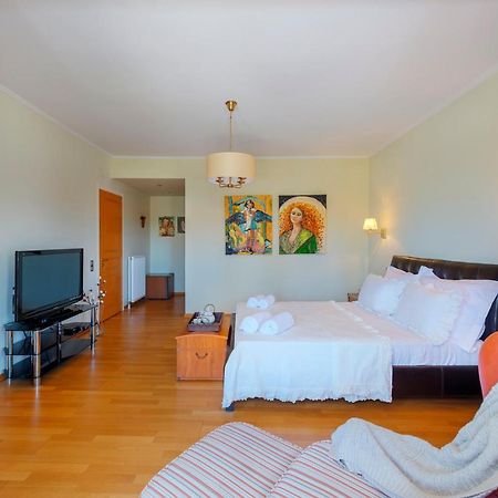 The Painters Luxurious Villa Анависос Екстериор снимка