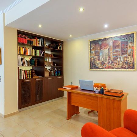 The Painters Luxurious Villa Анависос Екстериор снимка