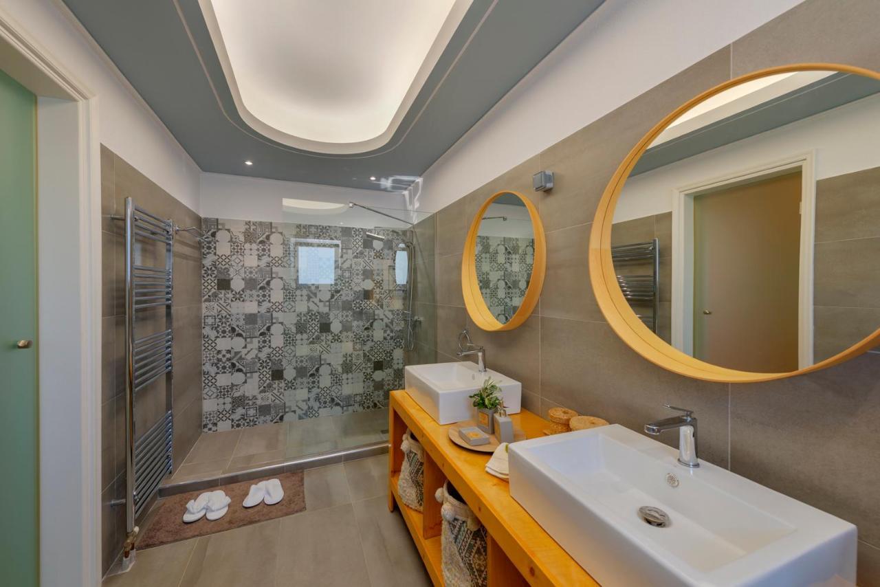 The Painters Luxurious Villa Анависос Екстериор снимка