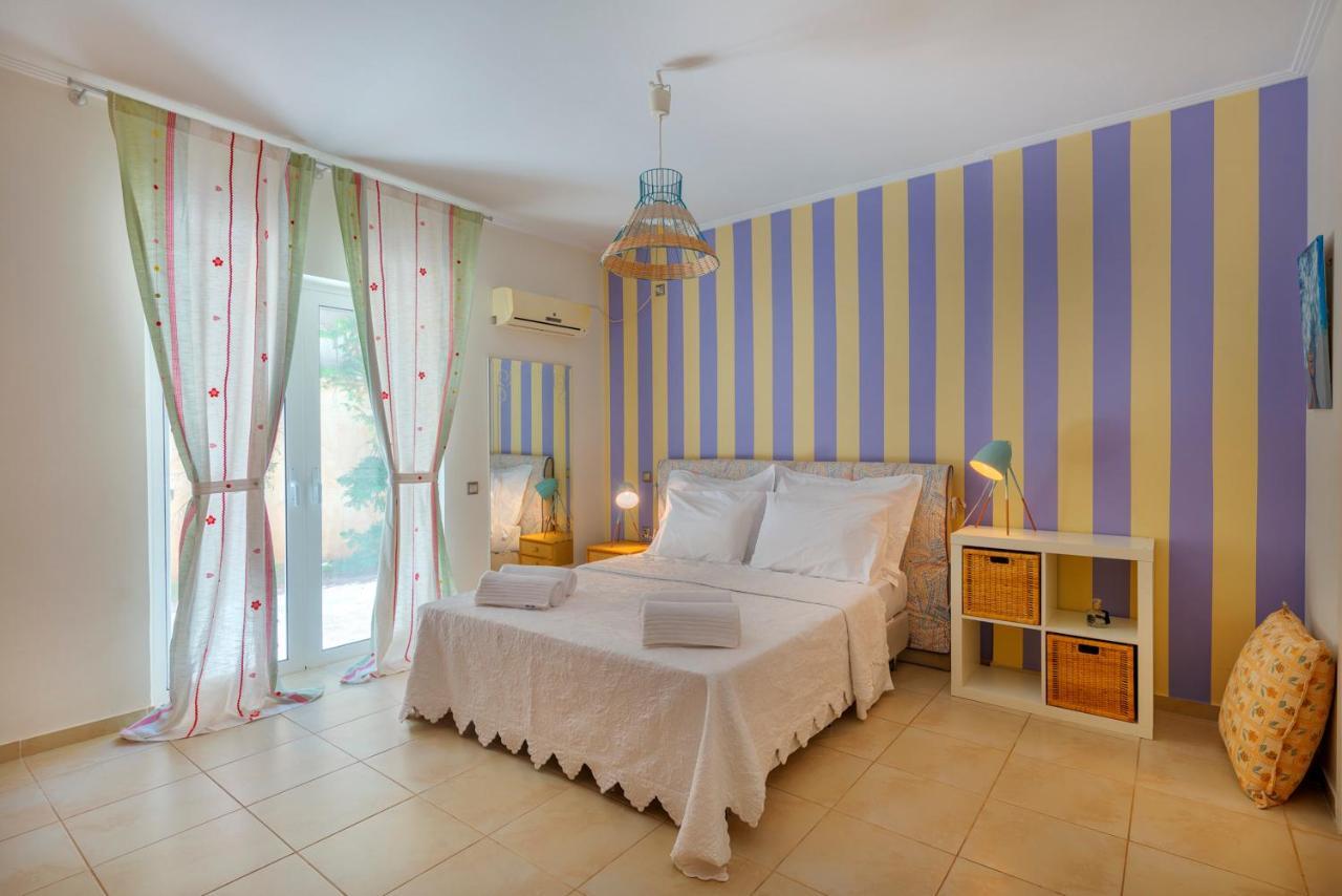 The Painters Luxurious Villa Анависос Екстериор снимка