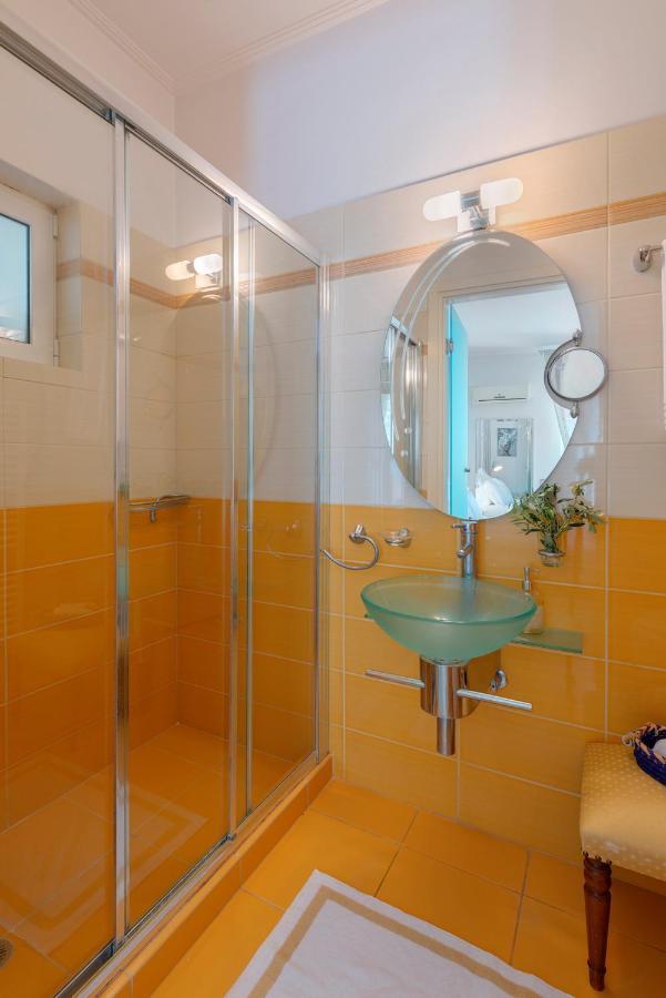 The Painters Luxurious Villa Анависос Екстериор снимка